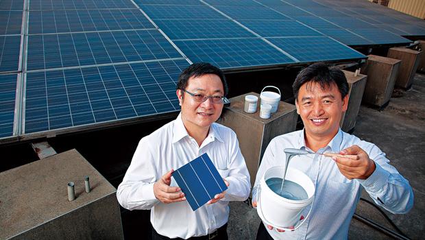 碩禾董事長陳繼仁(左)與總經理黃文瑞(右)靠著正銀導電漿新產品,今年一躍為最火紅的太陽能股。 碩禾董事長陳繼仁(左)與總經理黃文瑞(右)靠著正銀導電漿新產品,今年一躍為最火紅的太陽能股。