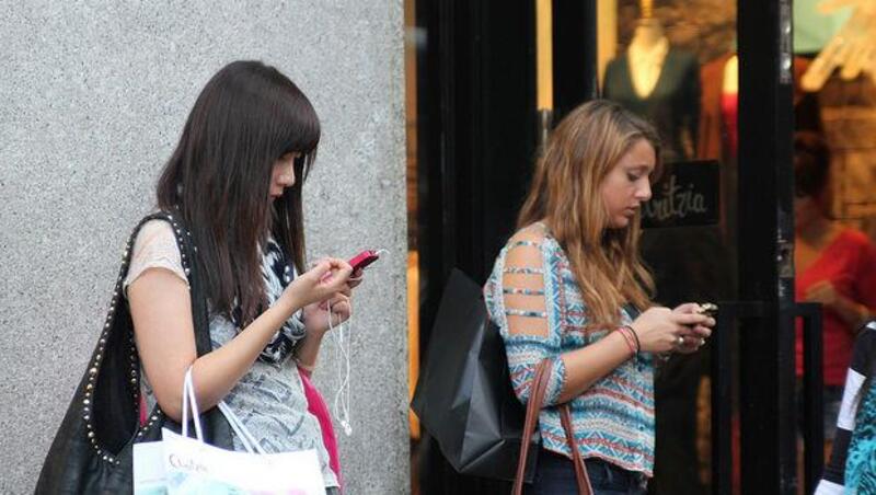 Apple新專利，讓你低頭玩手機又不會撞到人！