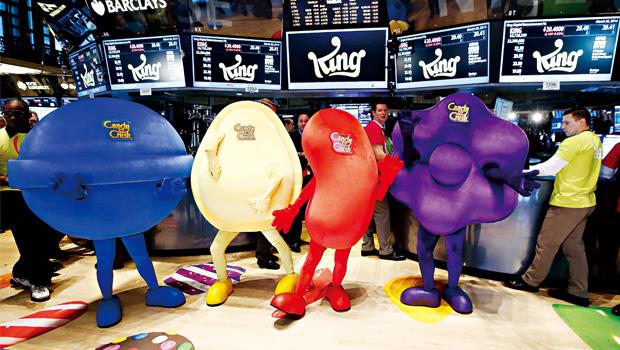 熱門手機遊戲糖果的開發商「王者」上市首日，色彩繽紛的糖果吉祥物跳進紐約證交所歡慶，可惜股價未受投資人青睞。