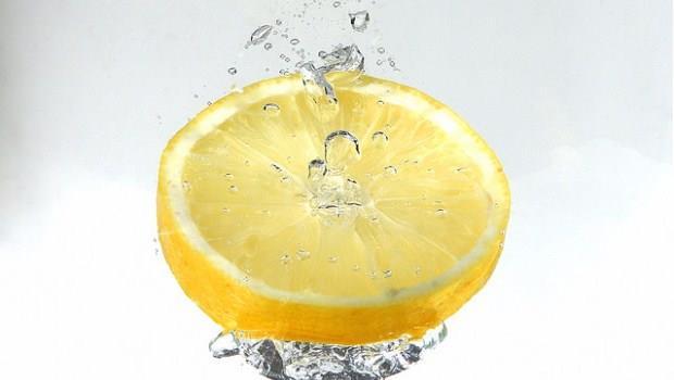 在台上簡報的時候，為什麼喝檸檬水比喝白開水好？