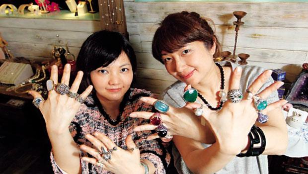 江怡蒨（右）擅長珠寶鑽石；江姮臻（左）專精Ｋ金、銀飾，兩姊妹戴上設計品，就是店內最佳模特兒。