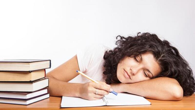 學外文不再是夢魘，邊睡邊聽記得更牢？科學證實：有效喔！