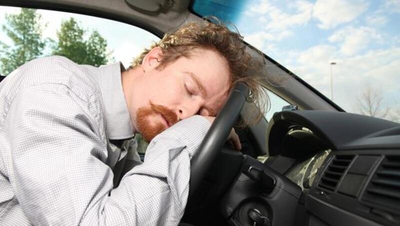 怕開車不小心睡著？繫上這款安全帶，打瞌睡就會自動搖醒你！