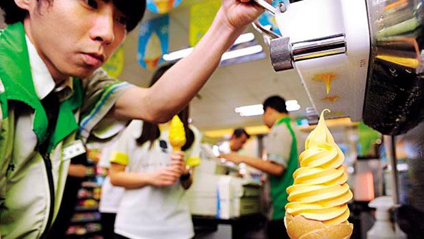 全家今夏推出芒果口味霜淇淋，再給統一超重擊。全家出招快，外界認為，它選擇南僑做供應商，比統一與日方合作更有彈性。