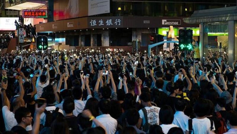 香港佔中抗議》看到Stop Charging!，可別以為是停止收費
