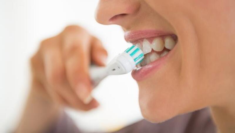 連電動牙刷都有「智慧型」？刷牙力道過大馬上警告你！