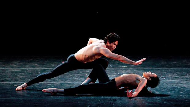 許芳宜和美國芭蕾舞團首席赫曼‧科內約（Herman-Cornejo）共舞的《費洛蒙》情感豐沛緊勾觀眾雙眼。