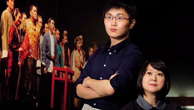 屏風表演班自從李國修逝世後，目前「中場休息」，但王月（右）和兒子李思源（左）及女兒合組「屏風特攻」公司，準備將他27個原創劇本改編成電影。