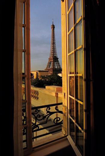 我的房間就面對巴黎鐵塔，剛剛好的距離讓人不捨離開如此夢幻的美景。