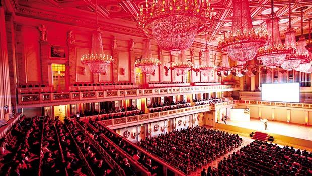 今年的紅點傳達設計獎頒獎典禮，特別選在藝術風格強烈的德國柏林音樂廳舉行，吸引全球超過1,400位設計鬼才齊聚一堂。