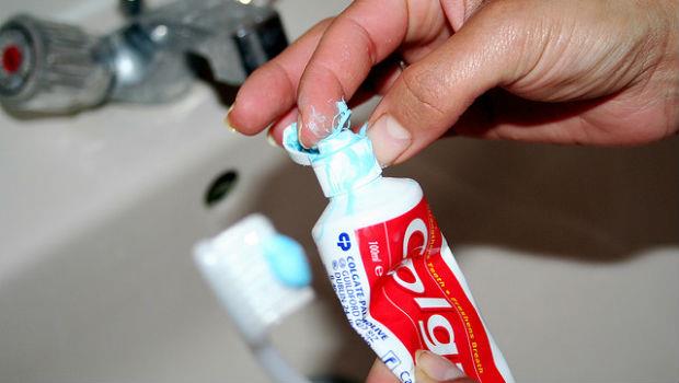 和一般牙膏用法大不同....抗敏感牙膏要用「塗」的才有效？