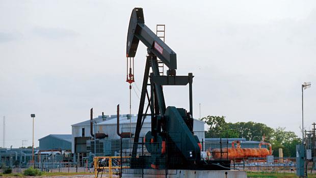 美頁岩油產量持續上升，短期內原油供大於求，油價維持低檔，過去熱門的基金組合恐也須重新檢視。