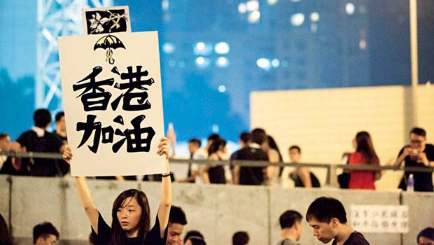 即便港府開始清場、逮捕了上百名學生，香港年輕人堅持捍衛民主的決心，卻從未被動搖。