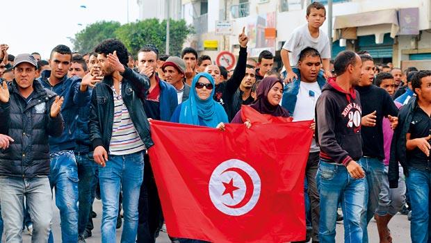 突尼西亞雖已總統直選，但民眾對選舉結果不滿，11-月底上街抗議，革命4年來，國家仍不平靜