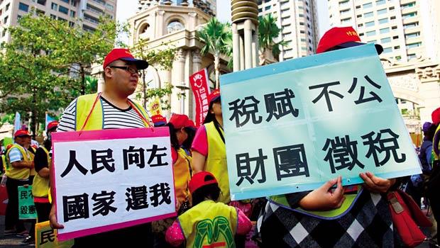 賦稅不公爆民怨》在台灣，富人負擔稅率竟比上班族還低，不公現象讓帝寶成為仇富的目標，屢遭抗議。