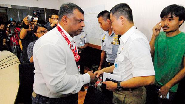亞航確認失聯後不到6小時，執行長費南德茲（左）就從馬來西亞趕往印尼處理，並用推特即時更新救援進度。