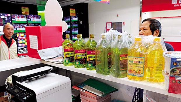 台灣肺腺癌女性9成不抽菸，醫師懷疑與油煙相關，建議買油別貪便宜，選小瓶裝以免用久變質。