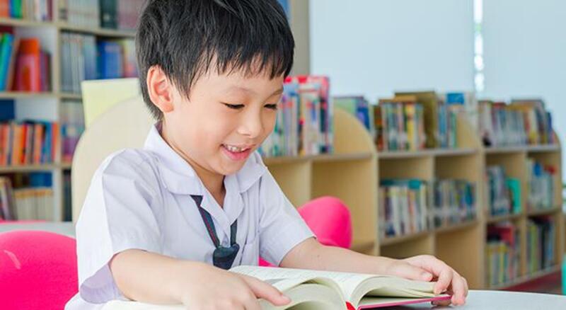 每天在學校打架、被寫聯絡簿的小孩，是怎麼學會「安靜看書」的？