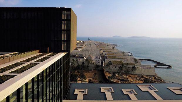 旅館的設計概念啟發自青島海運轉口站功能，像是一個個臨海而置的貨櫃。