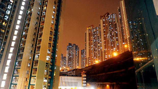 香港房價所得比達14.9倍，人人排隊住公屋，名人如劉德華、張國榮、郭富城都出身公屋。