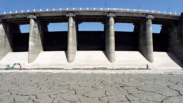 石門水庫目前蓄水量已剩不到4分之1，部分地區已出現嚴重乾枯現象。