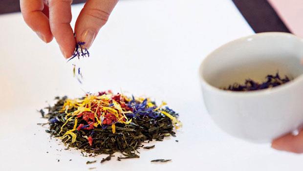 用綠茶做為基底，加入金盞花、矢車菊、草莓與藍莓，調和成「夏戀花果綠茶」。