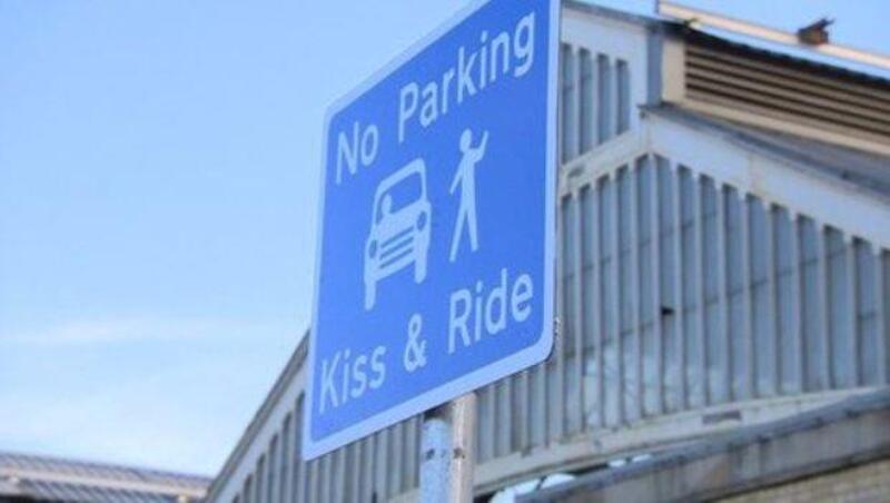 Kiss and Ride=臨停接送區？來學讓人會心一笑的英文告示牌