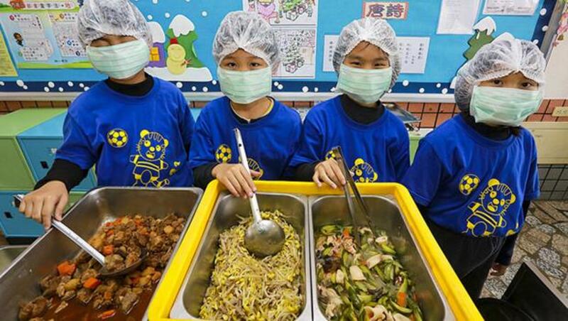 公立中小學的營養午餐多採用「最低價者得標」，孩子的健康可以「低價收購」嗎？