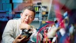 台積電、鴻海靠它「保命」的硬碟醫生》像在救人！凌威蓋晶圓廠等級無塵室救資料