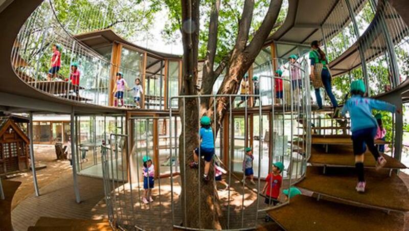 50年最棒建築！3棵大樹貫穿屋頂，500個小孩嬉鬧，這家東京幼稚園像藏在都市裡的童話村莊