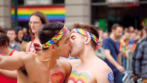 日前美國正式承認同性婚姻合法，最高法院門外早已聚集大批同性伴侶等著慶祝愛情勝利。