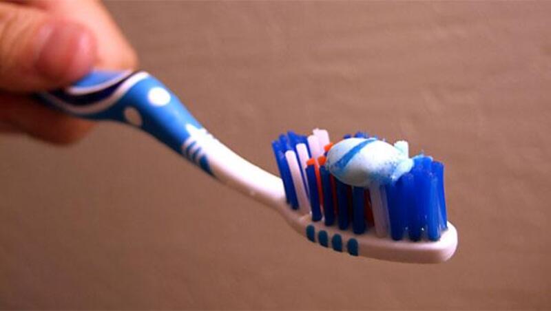 牙膏不只能刷牙！茶垢、霉斑、發黑的銀飾...7大污垢都能通通搞定