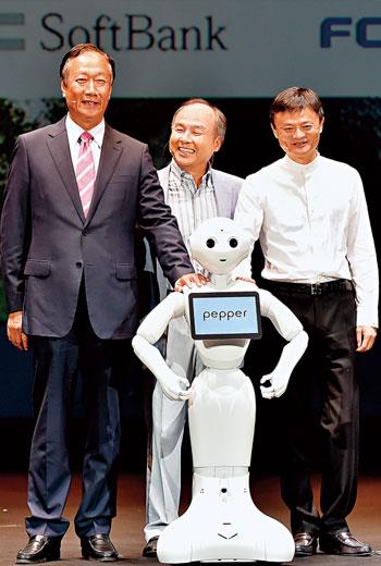 郭台銘、孫正義、馬雲（左至右）合資機器人公司，未來要讓Pepper學講各種語言。