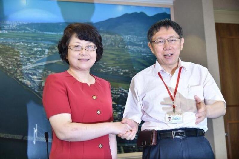 老總為柯P的「兩岸一家親」按讚！台北市長到了中國也懂改變自己，你呢？