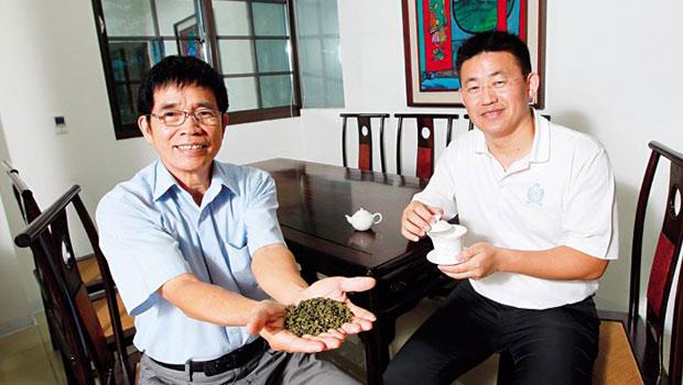 為了完成爸爸陳梓旺（左）愛茶的心願，陳俊維（右）當了十多年的「茶農」，有機、無毒的原茶，終於受到習近平青睞。