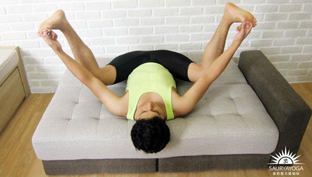 邊看電視邊做！躺在沙發上也能做的「懶人瑜珈」，3分鐘治好頭痛、肩頸痠痛、情緒緊張