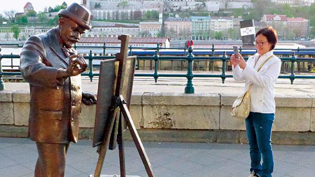 布達佩斯街頭處處可見銅雕，藝術自在於城市每個角落。