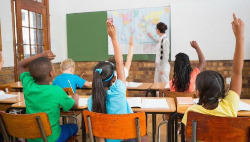 當台灣學生忙著背鐵路，美國高中地理課卻在教：「你憑什麼認為美國人是拯救世界的超人？」