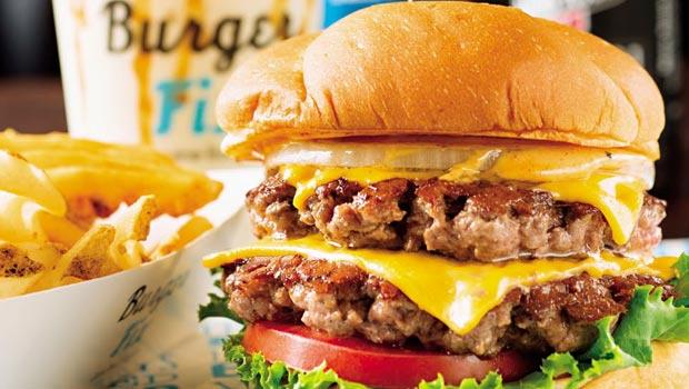 Burger Fix使用Brandt Beef自然牛製成細絞肉， 在300℃高溫的厚鐵板大力碾壓，煎出表面焦香、內裡細滑的口感。