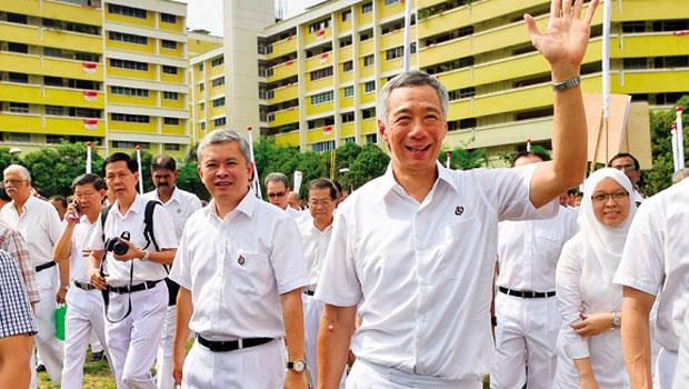 新加坡最大黨行動黨的挑戰不斷，總理李顯龍（舉手者）的接班也未明，他今年7 月還曾說，新加坡可能出現非華裔總理。