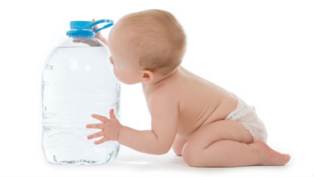 嬰兒「水中毒」嚴重會致命！小兒科醫師：「一歲前可以不喝白開水」10大原因