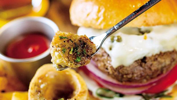 Bing（繽）美式餐廳軟嫩的烤牛髓抹在漢堡肉上，滋味更加濃烈。