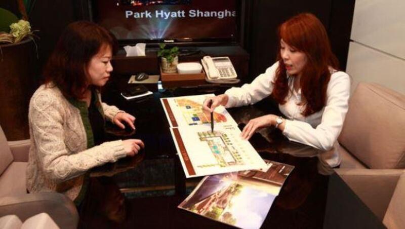 同間房子，A給0.5％仲介費，B給2％仲介費，為何最後A付的錢更多？