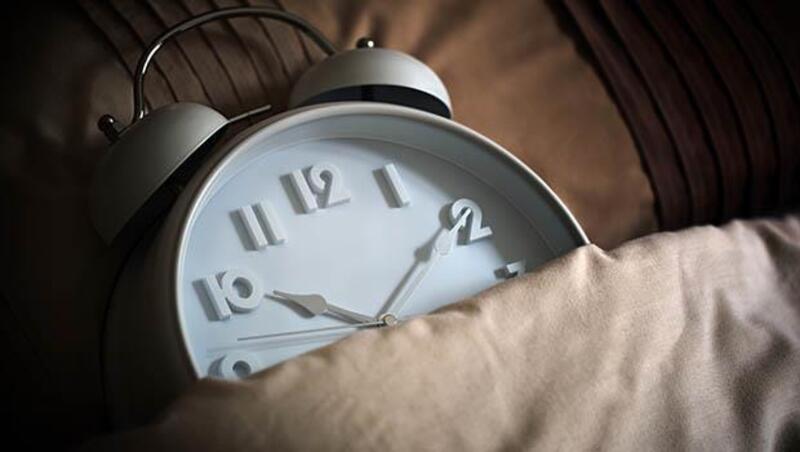鬧鐘的「貪睡功能」，才是讓你越睡越累的主因！
