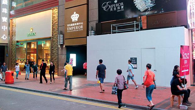 銅鑼灣羅素街曾是全球店租最貴的地方，如今少了陸客，連鎖鐘表品牌也被迫搬遷，改到二級商圈拓點。