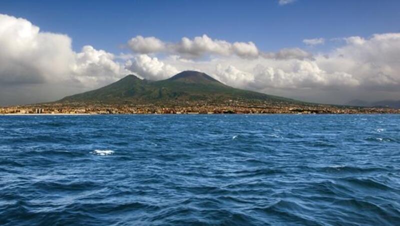 這座火山竟會「噴出」金、銀和稀土！沖繩海底大發現，震驚海洋研究界