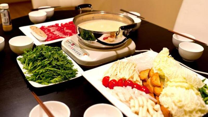 天涼就是要吃火鍋啊！用這6種食材做「味噌牛奶鍋」，熱量低又好吃