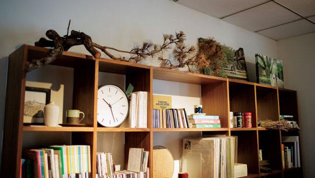 從國外帶回來的電波校正時鐘、咖啡杯組，甚或是漂流木、植物，讓書櫃成了獨立的集合空間。