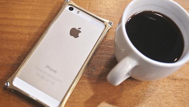 大杯摩卡、最新iPhone...給年輕人的忠告：「假裝有錢」只能爽一時