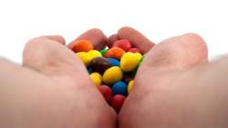 公司一直發股利給你，未必是好事！就像男友不斷送妳禮物但收入都沒增加...